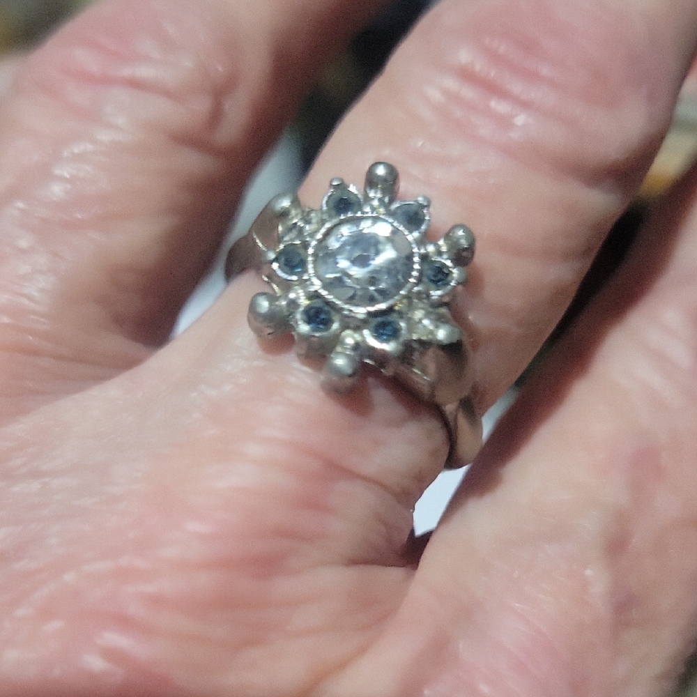 Vintage Avon size 7.5 Floral Ring
